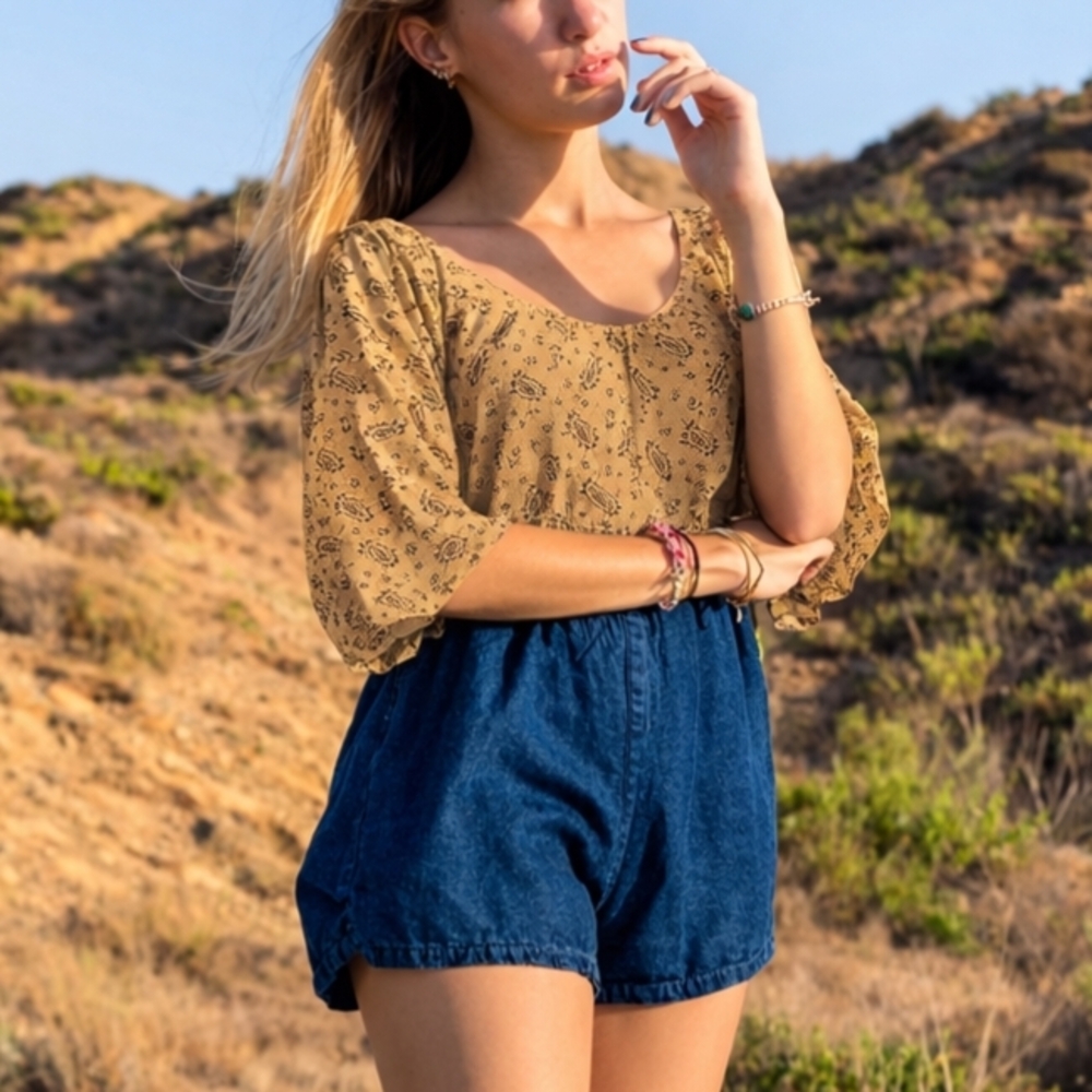 CHILI PEPPER FLORAL COTTON BLEND TOP.